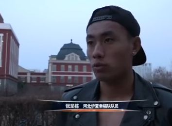 在这里，导演经由过程调琴师的心里独白，镜头的调剂来设置悬念，营建影片的惊悚空气。